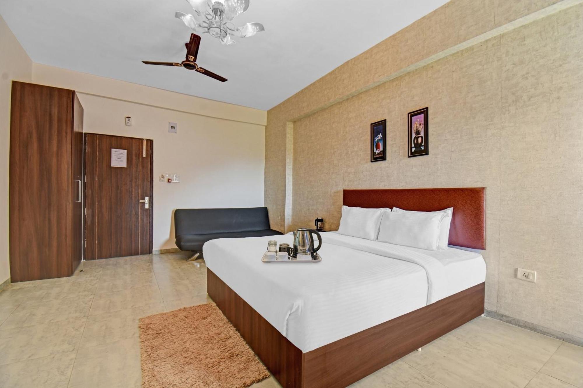 Townhouse Classio Suites Shirdi Exterior foto